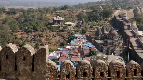 Isolierte-Alte-Festungssteinmauer,-Einzigartige-Architektur-Am-Morgen.-Das-Video-Wurde-In-Der-Kumbhal-Festung-Kumbhalgarh-In-Rajasthan,-Indien,-Aufgenommen