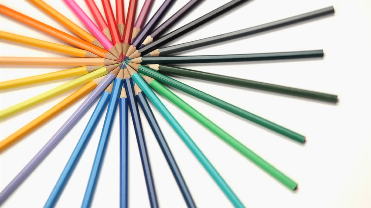 여러 가지 색의 연필이 회전하고 있습니다.