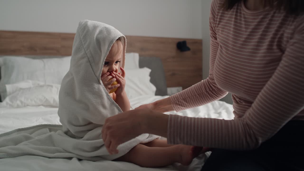 목욕 후 귀여운 백인 아기의 비디오.