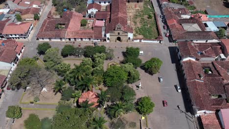 Dolly-Tilt-Con-Drone-En-Un-Pueblo-De-Colombia