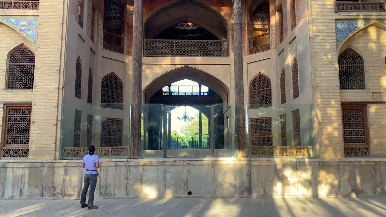 esfahan palacio histórico de hash behesht en el jardín persa con paredes de ladrillo puerta de arco de madera ventanas puertas piscina pabellón en verano columna de madera antiguo arte islámico edificio tradicional gente local