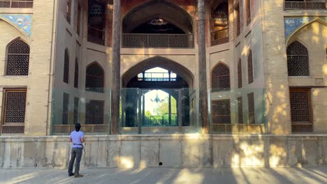 esfahan palacio histórico de hash behesht en el jardín persa con paredes de ladrillo puerta de arco de madera ventanas puertas piscina pabellón en verano columna de madera antiguo arte islámico edificio tradicional gente local