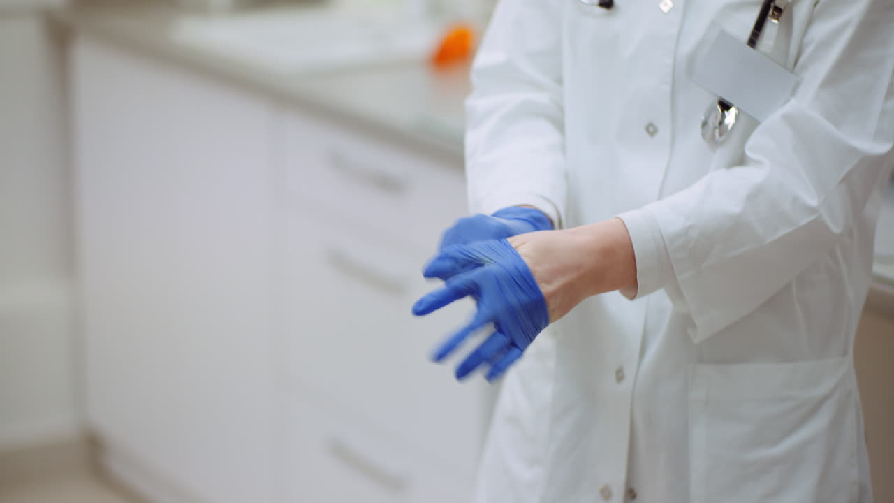 primer plano de una doctora con guantes 1