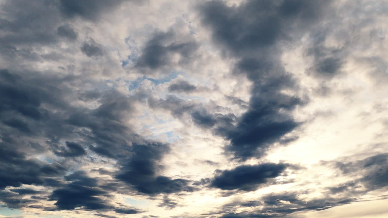nubes oscuras de tormenta antes de la lluvia sobre el desierto de mojave, california, estados unidos