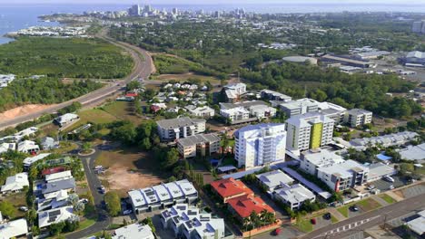 disparo de dron panorámico hasta el horizonte de la ciudad de darwin