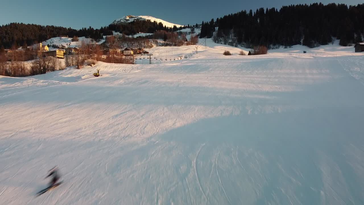 Sciare in vacanza invernale in Svizzera da una vista drone