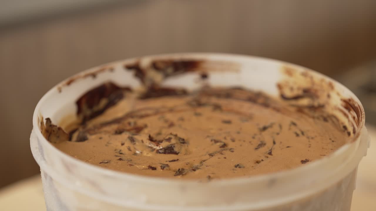 손은 우아하게 아이스크림 한  ⁇ 어리를 제공