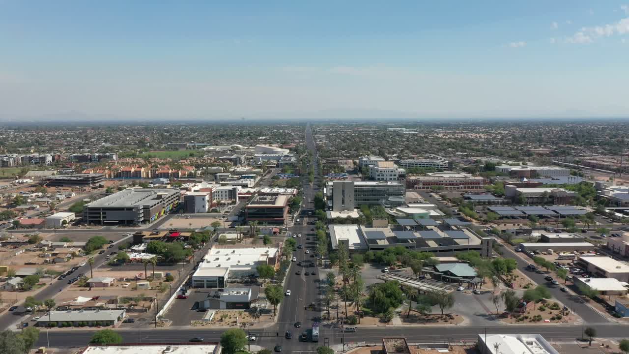 애리조나 주 들러의 메인 스트리트 (main street) 에서 바쁜 교통 장면.아리조나에서 은 파란 하늘을 가진 은 날.오피스 빌딩과 집과 함께 다운타운 촬영.공중 광범위한  도리.