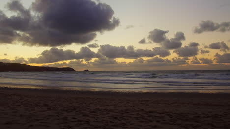 Colorida-Puesta-De-Sol-En-La-Playa-Fistral,-Un-Horizonte-Amarillo-Se-Derrite-En-Un-Horizonte-Púrpura