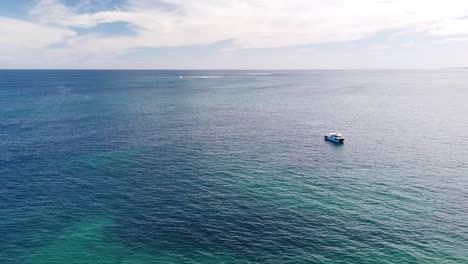 Wide-panoramic-of-boat-anchored-near-Alkimos-shipwreck-and-reef,-Perth