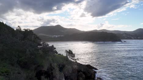 paisaje costero con montañas y océano