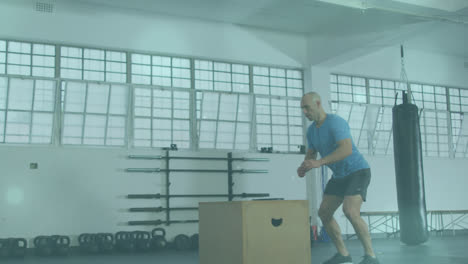 animación de focos de lentes sobre un hombre calvo caucásico practicando ejercicios pliométricos en una caja en el gimnasio