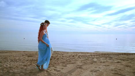 Pareja-Caminando-Por-La-Playa.-Amor-Pareja-Caminando-Por-La-Playa.-Pareja-Feliz-Playa