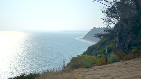 Rising-up-over-the-bluffs-overlooking-the-blue-Pacific-ocean-and-beautiful-sandy-beaches-in-Santa-Barbara,-California