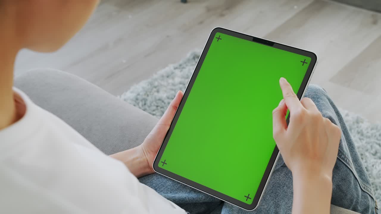 close up de mujer sosteniendo en las manos una tableta digital con pantalla verde para internet en línea, pantalla clave de croma para publicidad.