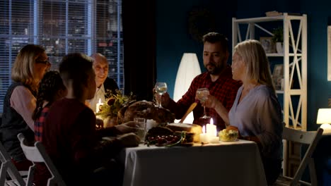 cena familiar de acción de gracias juntos