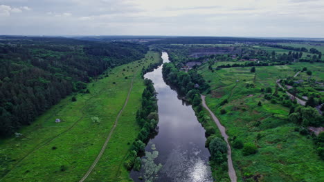 vista aérea del bosque verde y el río