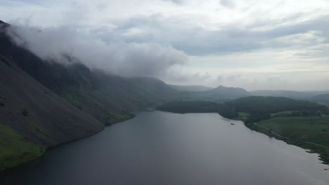 Plano-General-Aéreo-De-Un-Lago-Junto-A-Una-Montaña,-En-La-Campiña-Inglesa