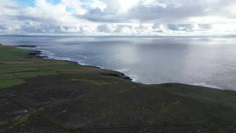 Faro-De-Loophead-Y-Costa,-Con-Amplio-Mar-Y-Cielos-Nublados,-Vista-Aérea