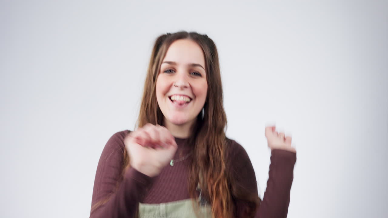 donna in studio, ballando con il segno della pace