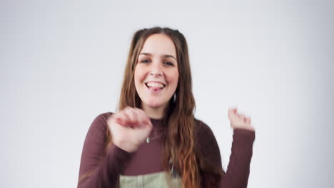 mujer en el estudio, bailando con el signo de la paz