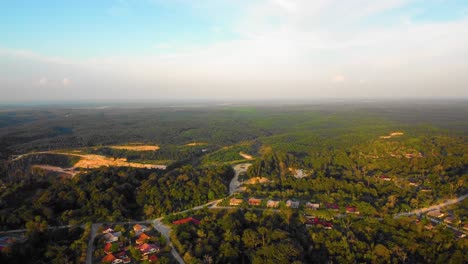 asombrosas imágenes cinematográficas de drones residenciales al atardecer de 4k después de que el problema de la deforestación consiste en casas, carreteras, árboles, lago e infraestructura en medio del bosque tropical ubicado en riau, indonesia