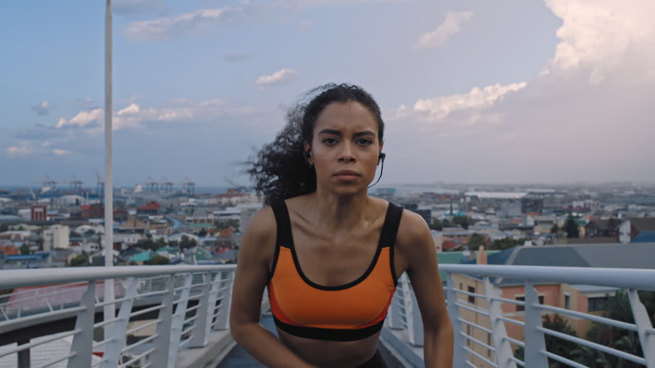 mujer negra, corredora y atleta entrenando en la ciudad