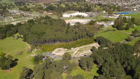 parque de bicicletas taupo, inclinación aérea hacia actividades populares y área de ciclismo de montaña al aire libre, en la ciudad de taupo, nueva zelanda