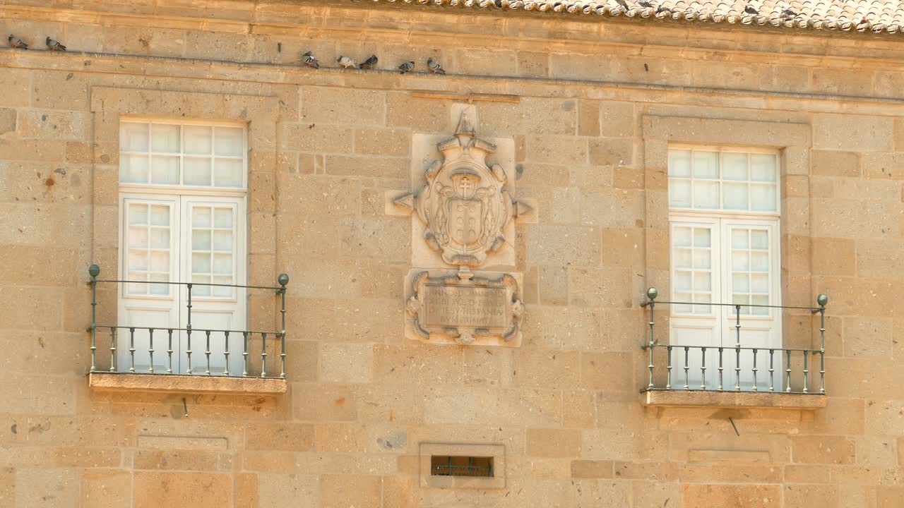 antigua pared exterior con balcones de la universidad de minho en braga, portugal