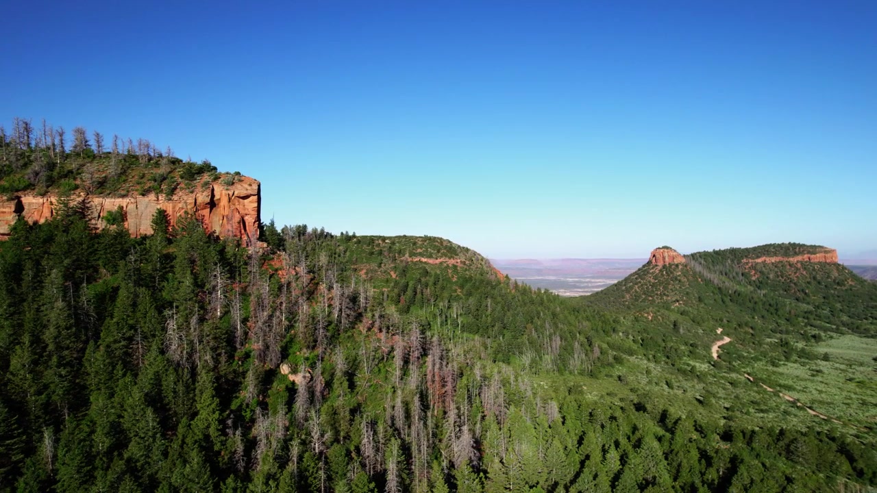 Buttes de Bears Ears revelando la colina este desde el oeste en una toma aérea con dron en el Monumento Nacional Bears Ears, Utah