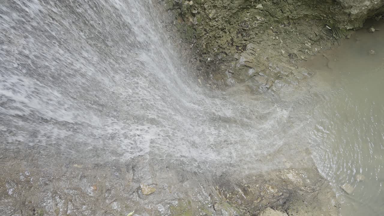 водопад, падающий по скалам.
