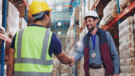trabajadores del almacén discutiendo el inventario