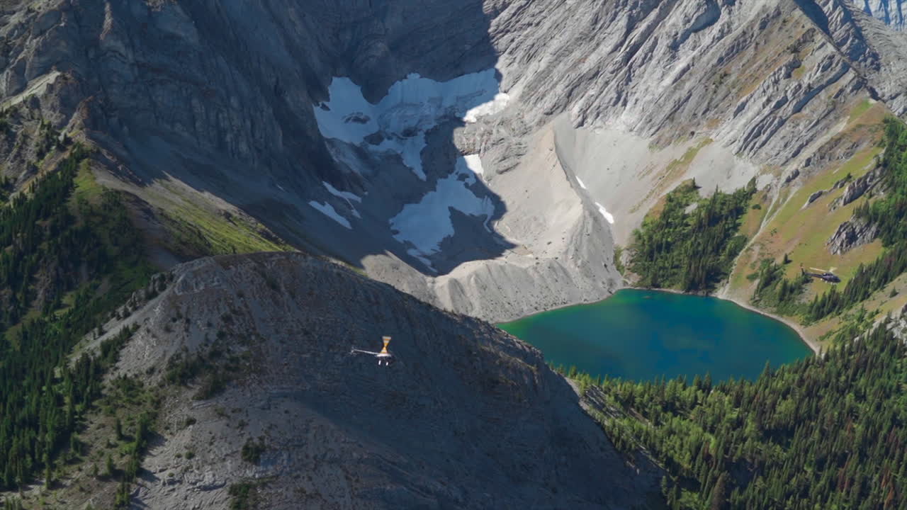 un emocionante recorrido en helicóptero por las montañas rocosas canadienses, impresionantes vistas aéreas de picos nevados, glaciares, ríos y bosques