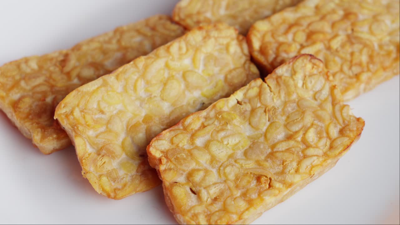 Primo piano di tempeh fritto indonesiano su un piatto