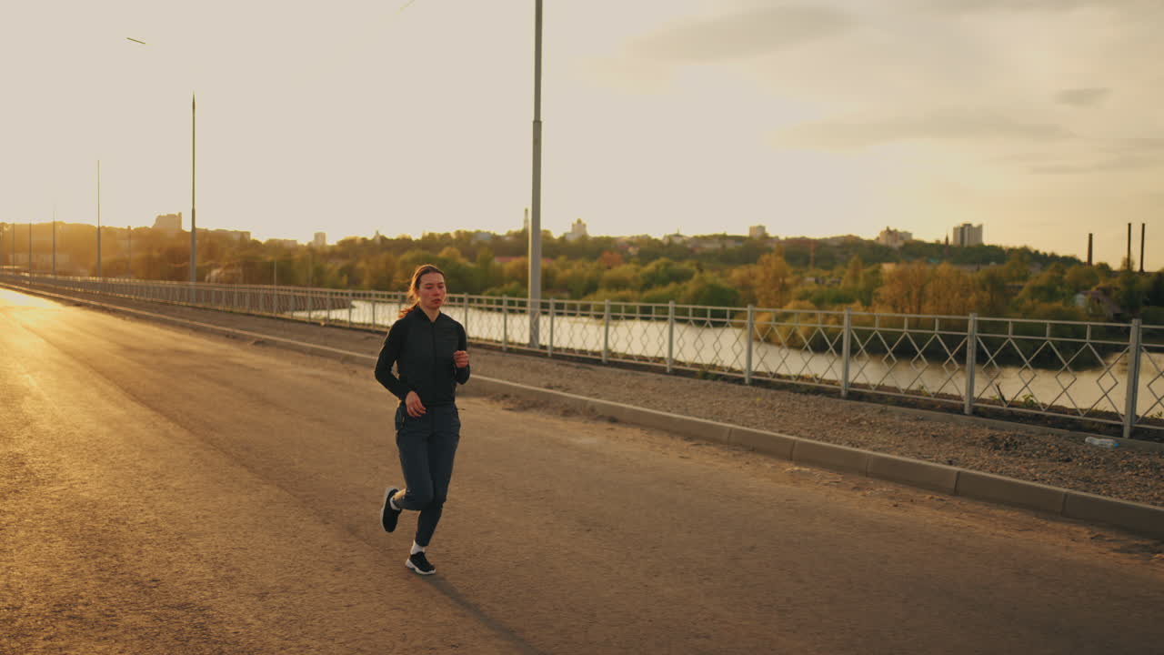 젊은 여성 달리기 선수 는 좋은 신체 상태 를 위해 여름 에 아침 이나 저녁 에 야외 에서 운동 을 하고 있다