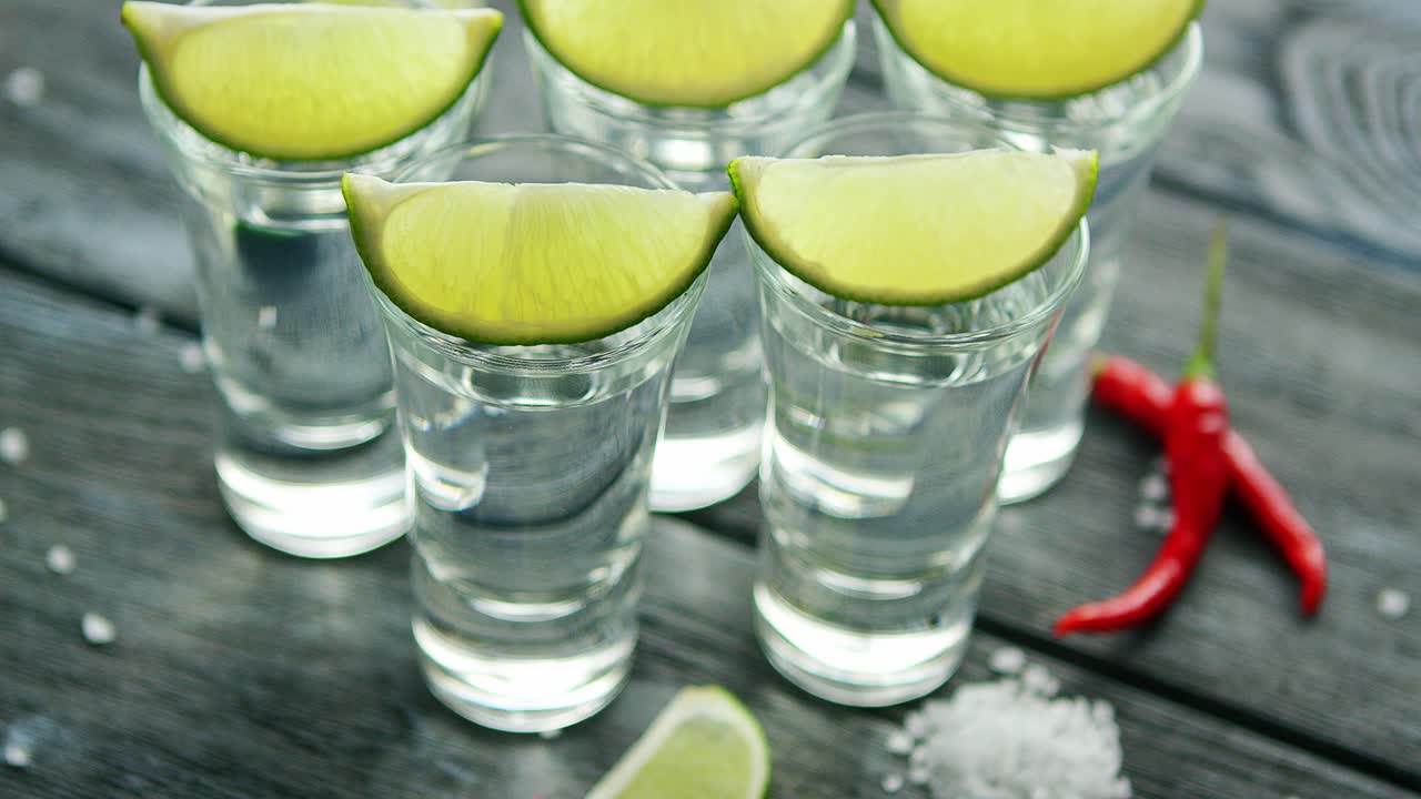 tragos de tequila servidos en la mesa