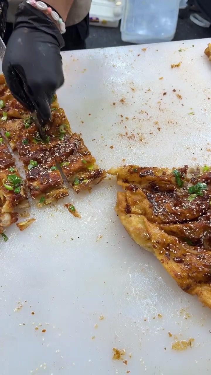 Chef che taglia un pancake salato croccante su tagliere
