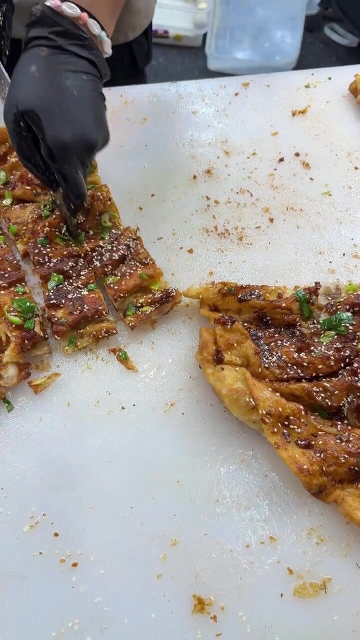 Chef che taglia un pancake salato croccante su tagliere