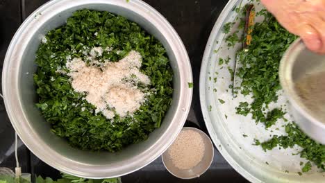 Cocinar-Comida-En-Casa-Receta-Tradicional-De-Verduras-Cocina-Turca-Persa-Verduras-Picadas-Arroz-Al-Vapor-En-Una-Olla-De-Metal-En-La-Cocina-De-La-Mezcla-De-Estufa-Prepararse-Para-Cocinar-En-Una-Aldea-Rural-En-El-Campo-De-Irán