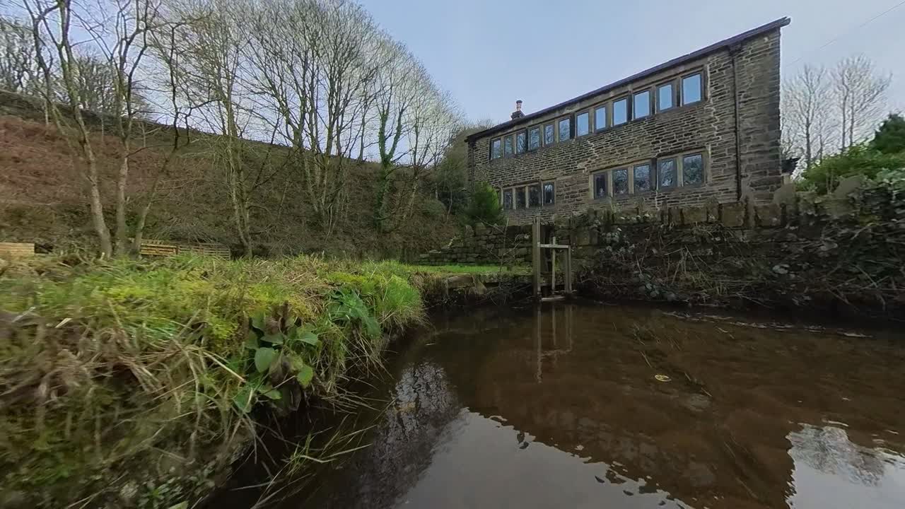 видеосъемка скольжения вдоль реки с изображением промышленного здания