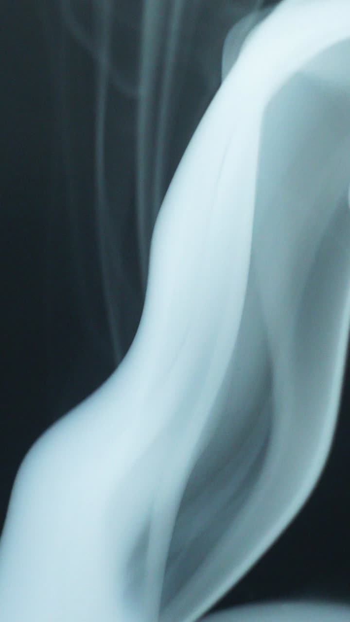 Video verticale di fumo su sfondo nero 09
