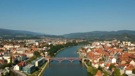 Fliegen-Der-Drohne-über-Der-Stadt-Maribor-In-Slowenien