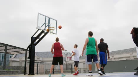 Jugador-De-Baloncesto-Lanzando-Baloncesto-En-Aro-4k