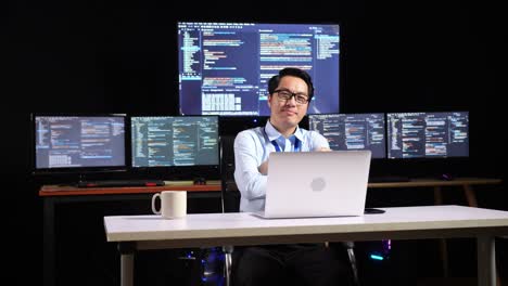 programador feliz en el trabajo