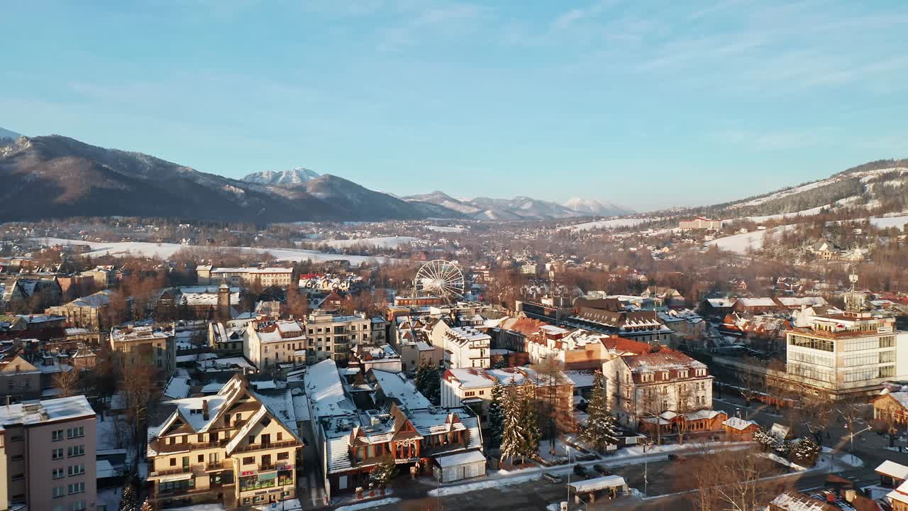 vista panorámica de la ciudad y las montañas en tygodnik podhalanski en polonia europa - toma aérea
