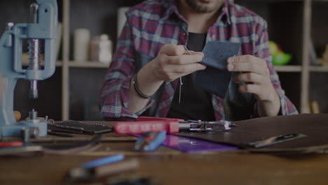 artesano que fabrica productos de cuero en el taller. fabricación de artículos de cuero