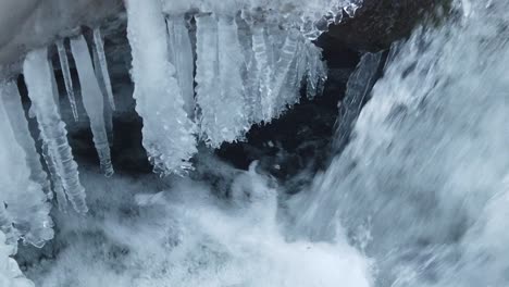 Fließendes-Wasser-Im-Fluss-Aus-Nächster-Nähe