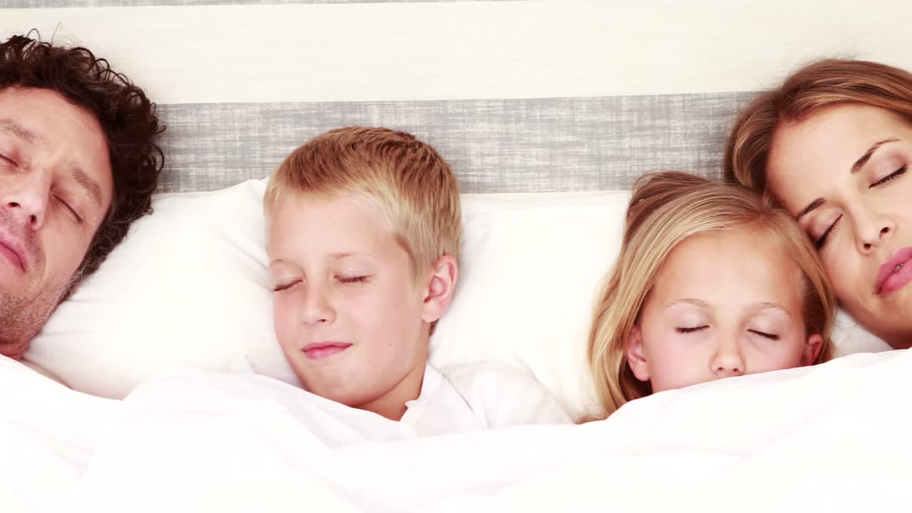 행복한 가족이 함께 자고 있습니다.