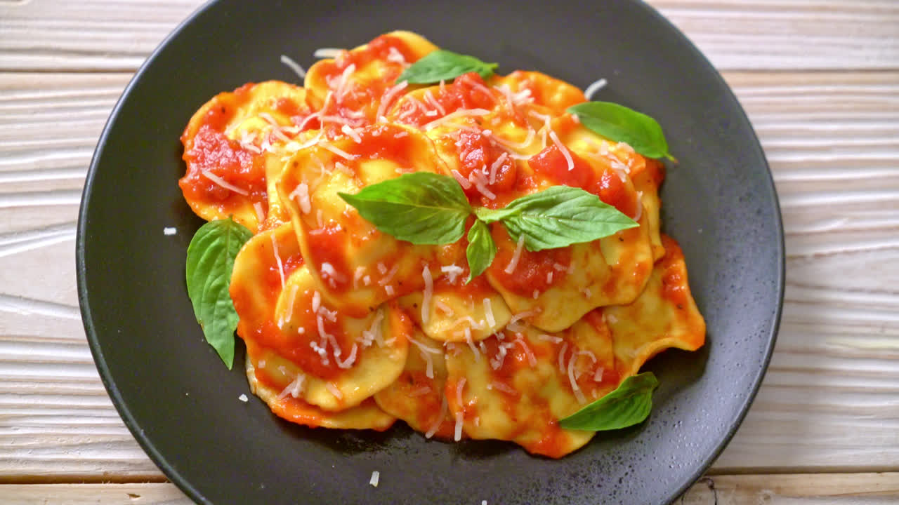 토마토 소스와 바질을 곁들인 라비올리