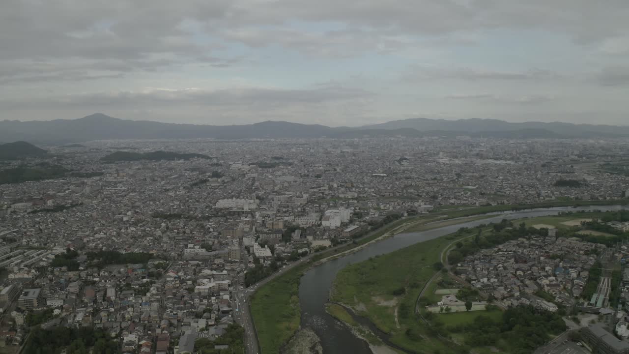강, 일본, 아시아 근처 일몰에 교토의 공중 무인 항공기 샷